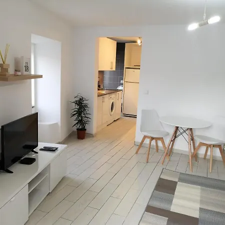 Lemon Tree House - Courtyard Garden With Views *