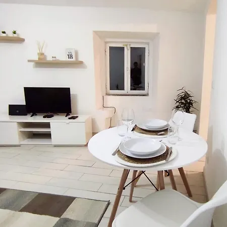 Lemon Tree House - Courtyard Garden With Views Apartment *
