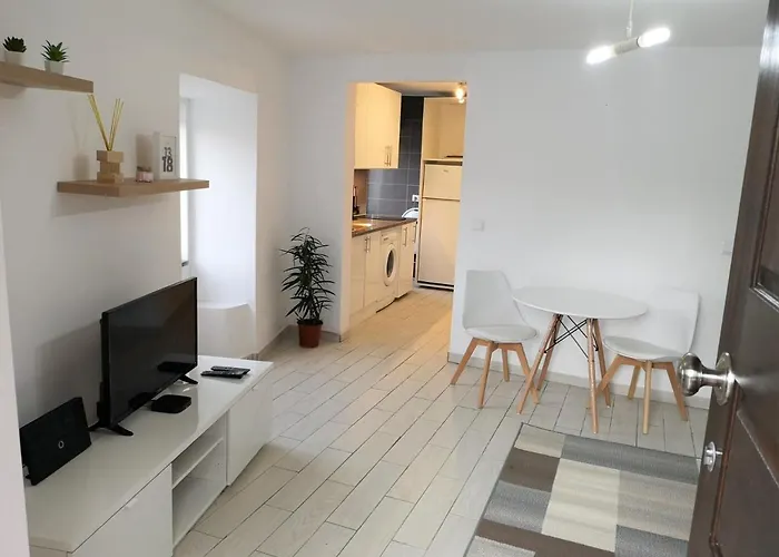 Lemon Tree House - Courtyard Garden With Views *