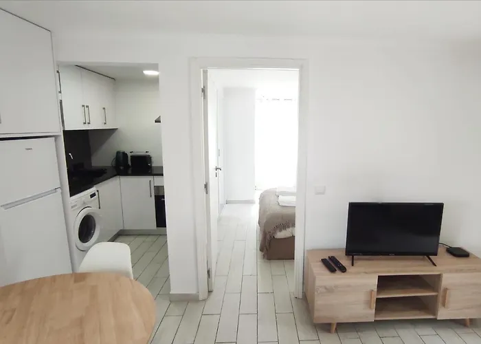 Lemon Tree House - Courtyard Garden With Views *